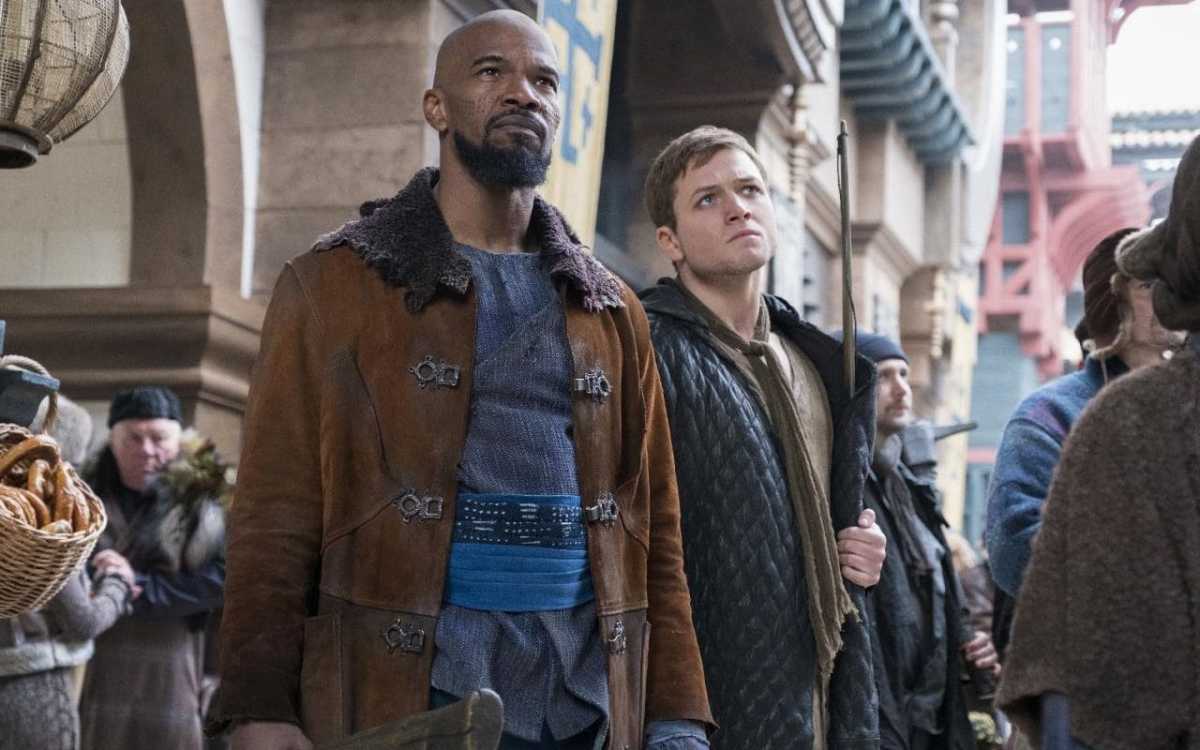 Diperankan oleh Taron Egerton dan Jamie Foxx